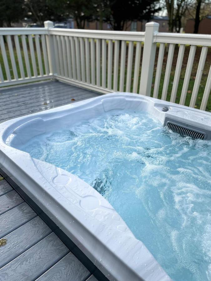 Dakota Lodge With Hot Tub Йорк Экстерьер фото