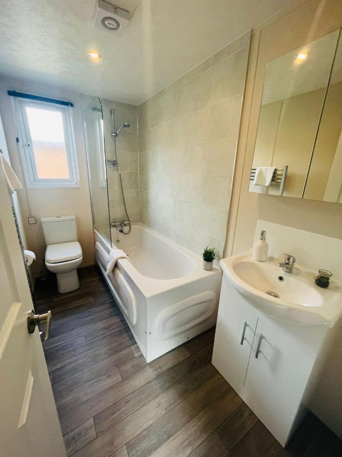Dakota Lodge With Hot Tub Йорк Экстерьер фото